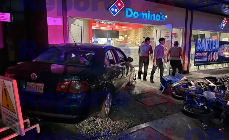 Se estampa vehículo contra un local de Pizzas en la región 248