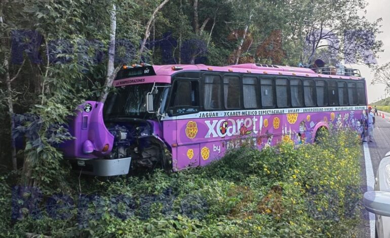 Autobús del Grupo Xcaret se accidenta en tramo carretero
