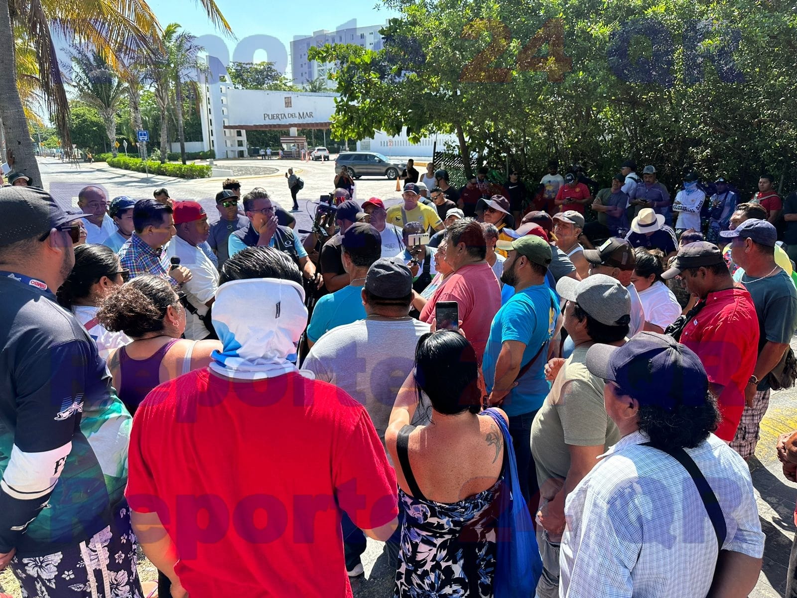 Pescadores y familiares bloquearon la av. López Portillo porque quieren quitarlos de Puerto Juárez