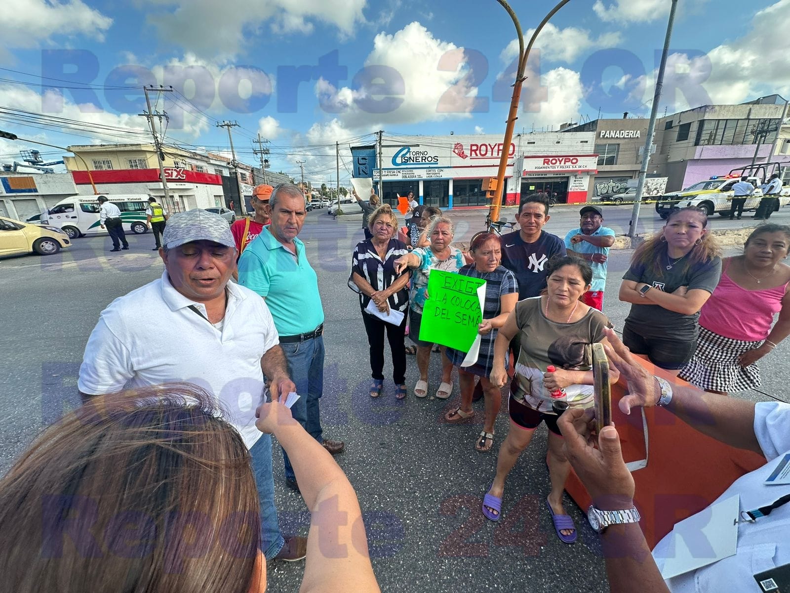 Padres de familia bloquean la José López Portillo piden semáforo y paso peatonal